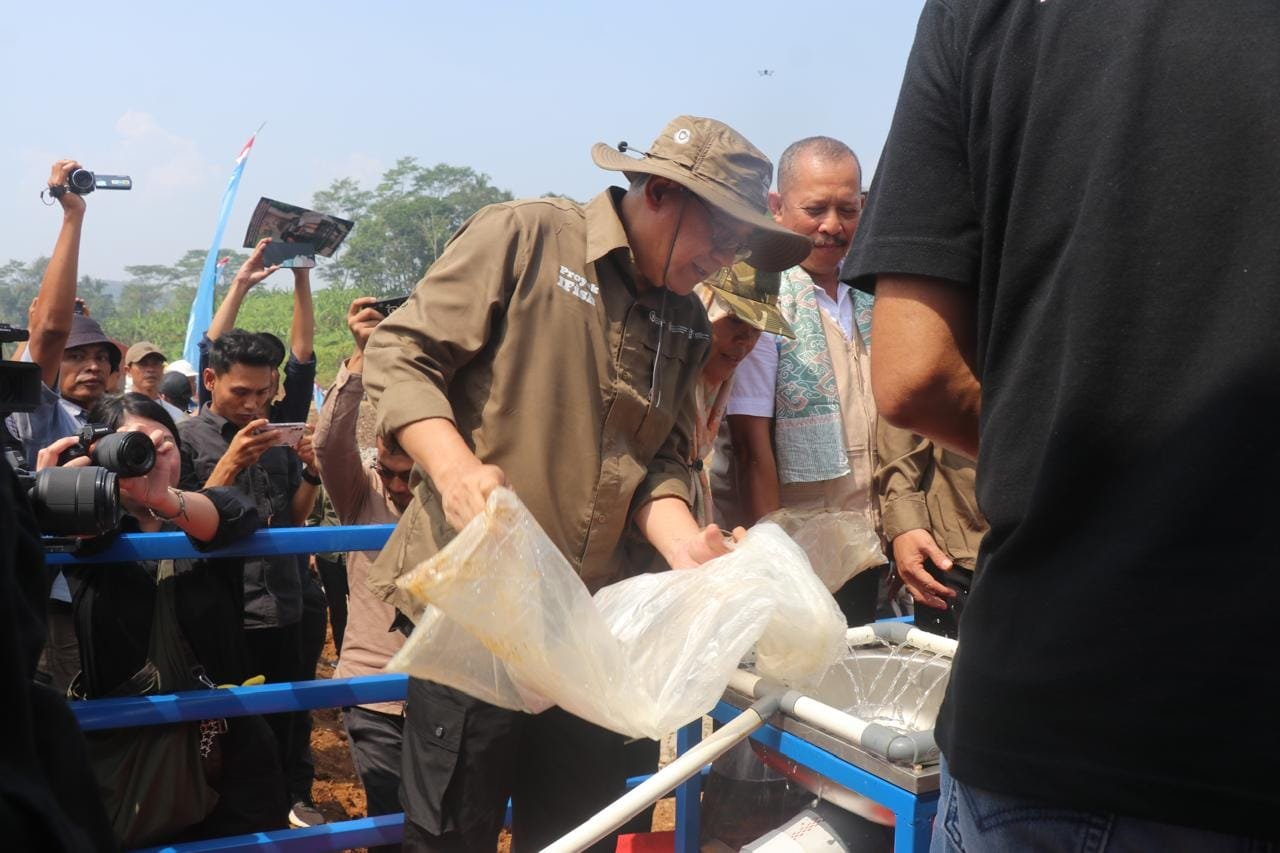 WABUP MELETAKAN BATU PERTAMA PEMBANGUNAN FISHWAY DI KERTAMUKTI WARUNGKIARA 6 445241562 838082958353544 440825817624297920 n