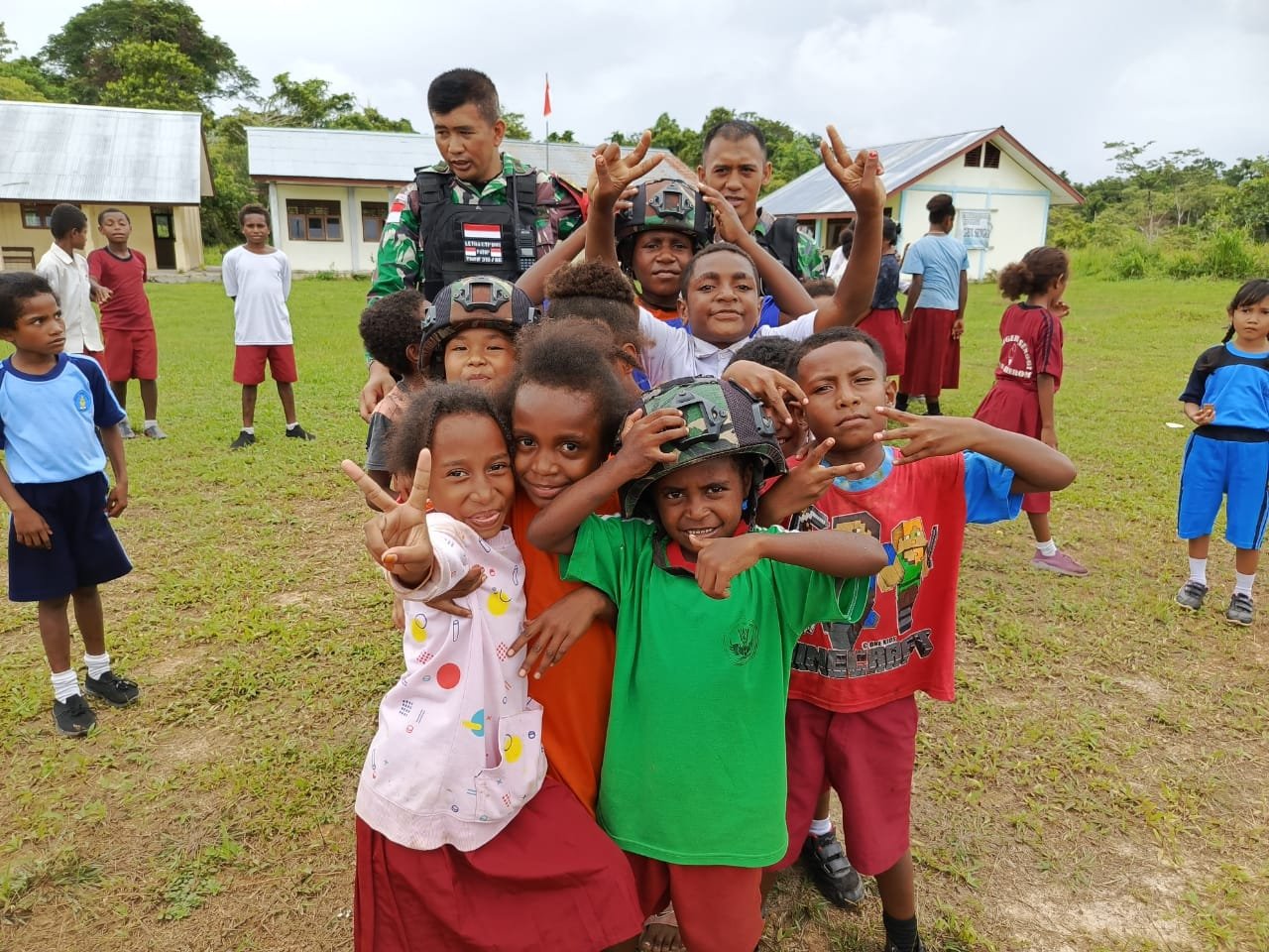 Fun Game, Cara Satgas Yonif 310/KK Hadirkan Keceriaan Anak-Anak Di Perbatasan 4 WhatsApp Image 2024 05 09 at 09.41.56
