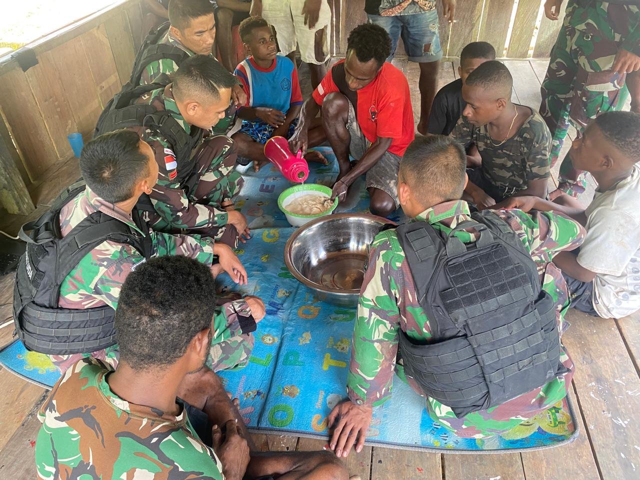 Kedekatan Satgas Yonif 310/KK, Masak Dan Santap Papeda Bersama 3 WhatsApp Image 2024 05 10 at 12.03.26