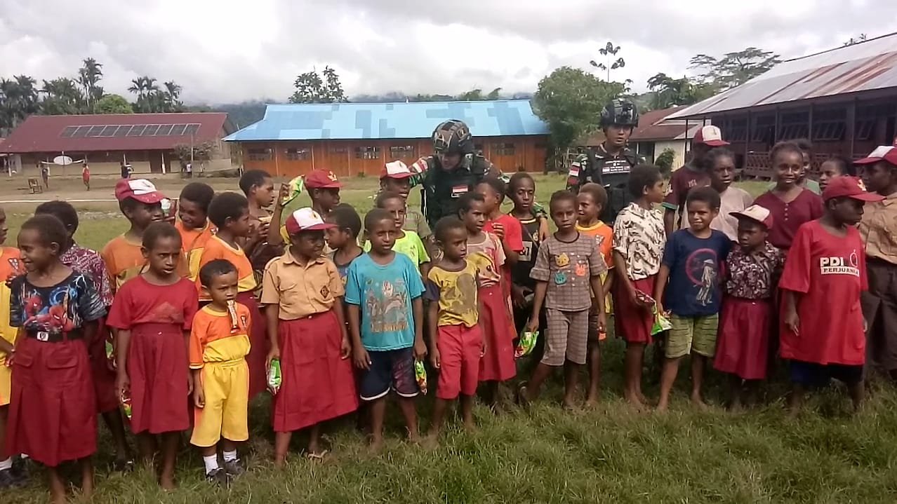 Kunjungi Anak-Anak Di Perbatasan, Satgas Yonif 310/KK Bagikan Makanan Dan Susu 2 WhatsApp Image 2024 05 11 at 09.16.25