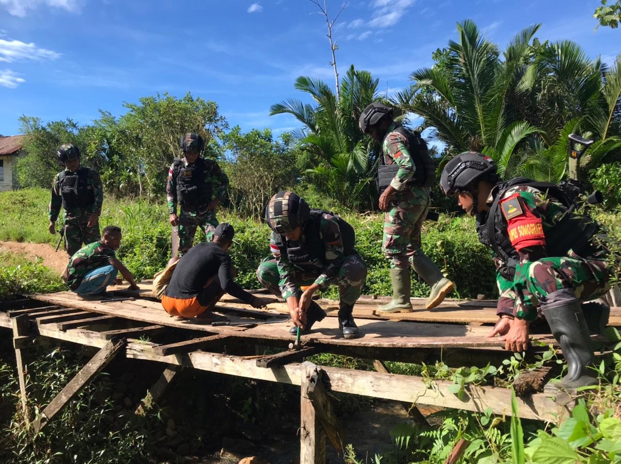 Jembatan Rusak Membahayakan Warga, Satgas Yonif 310/KK Tidak Tinggal Diam 8 WhatsApp Image 2024 05 12 at 14.38.21 1