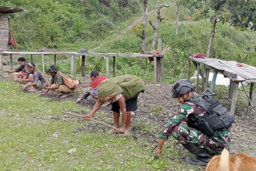Sambut Hari Jadi Gereja Ke-60, Satgas Yonif 310/KK Bersama Warga Gelar Karya Bakti 5 WhatsApp Image 2024 05 14 at 10.00.14