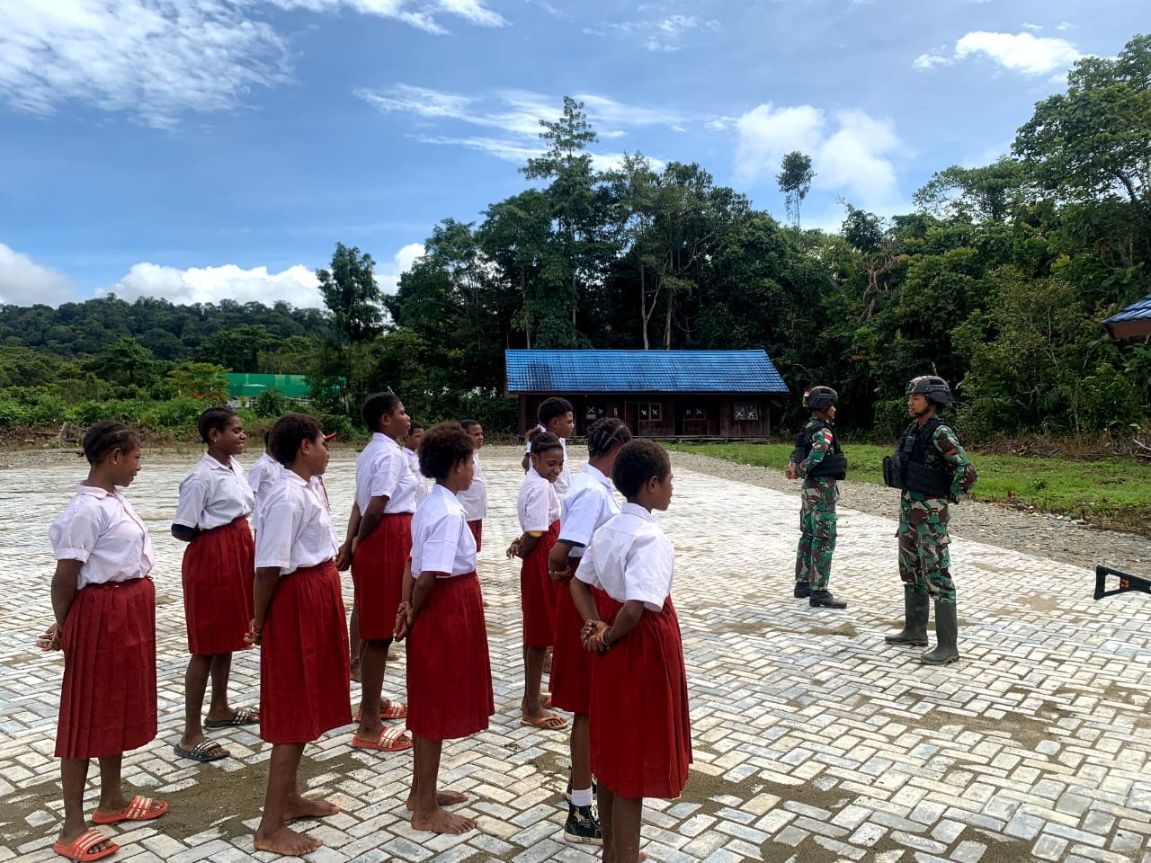 Melalui Baris Berbaris, Satgas Yonif 310/KK Ajarkan Siswa Arti Kedisplinan 10 WhatsApp Image 2024 05 14 at 22.43.04