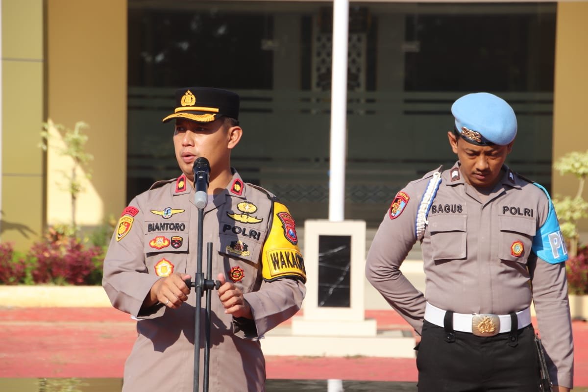 Usai Apel Pagi, Provos Bid Propam Polda Jatim Langsung Cek Sikap Tampang, Test Urine dan Senpi Personil Polres Sumenep 9 WhatsApp Image 2024 05 16 at 10.29.52