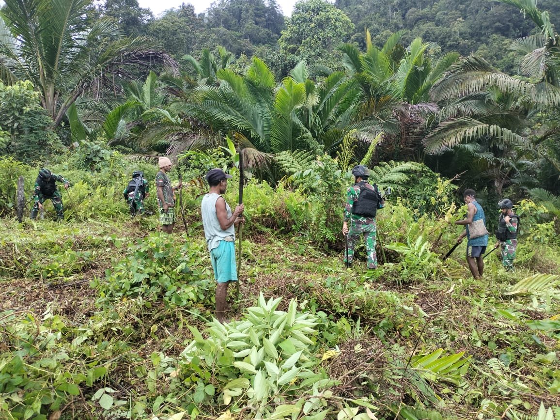 Sambut Gembira Akan Ketersediaan Listrik Di Kampungnya, Ini Yang Dilakukan Satgas Yonif 310/KK Bersama Warga 8 WhatsApp Image 2024 05 16 at 21.24.44