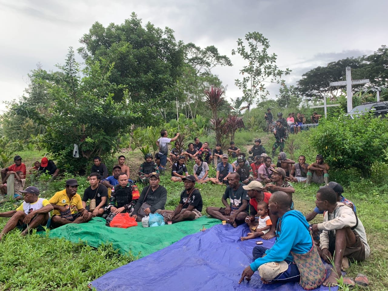 Bukti Kepecayaan Warga Papua, Satgas Yonif 310/KK Diundang Pada Acara Doa Dan Musyawarah Adat Suku Pasebo 7 WhatsApp Image 2024 05 17 at 08.56.39