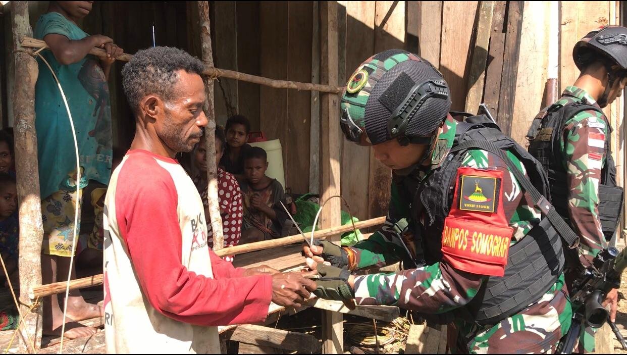 Rajin Terjun Langsung Ditengah Masyarakat, Satgas Yonif 310/KK Bangun Dapur Rumah Harnes Pallop 1 WhatsApp Image 2024 05 19 at 07.40.44