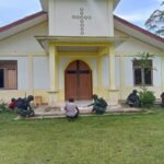 Nyaman Tempatnya Aman Ibadahnya, Satgas Yonif 310/KK Ajak Warga Bersihkan Gereja 3 WhatsApp Image 2024 05 26 at 09.09.08