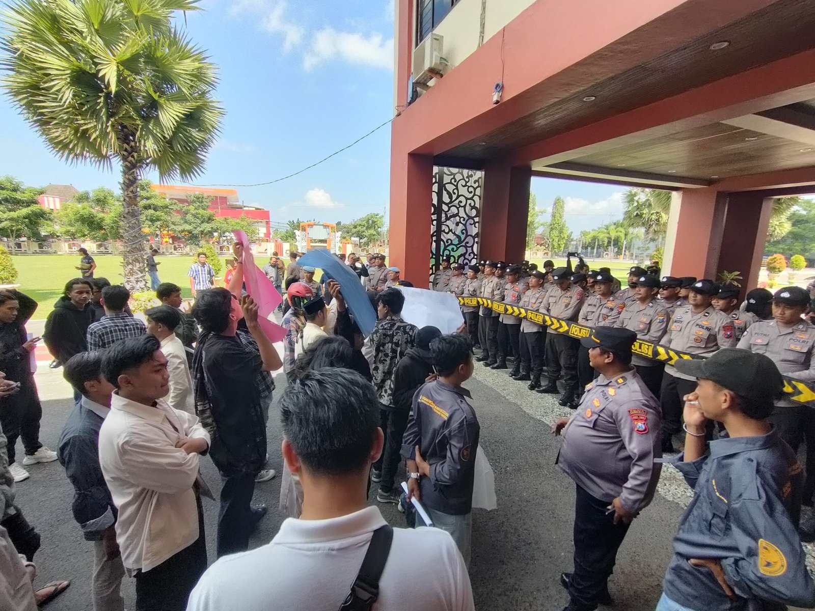 Rasa Aman diwujudkan Polres Sumenep Dalam Pengamanan Unras di kantor Pemkab Sumenep 9 WhatsApp Image 2024 05 27 at 15.50.30 scaled