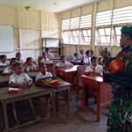 Ciptakan Generasi Penerus Bangsa Yang Kuat Dan Cerdas, Satgas Yonif 310/KK Berikan Wawasan Kebangsaan 2 WhatsApp Image 2024 05 29 at 08.42.47