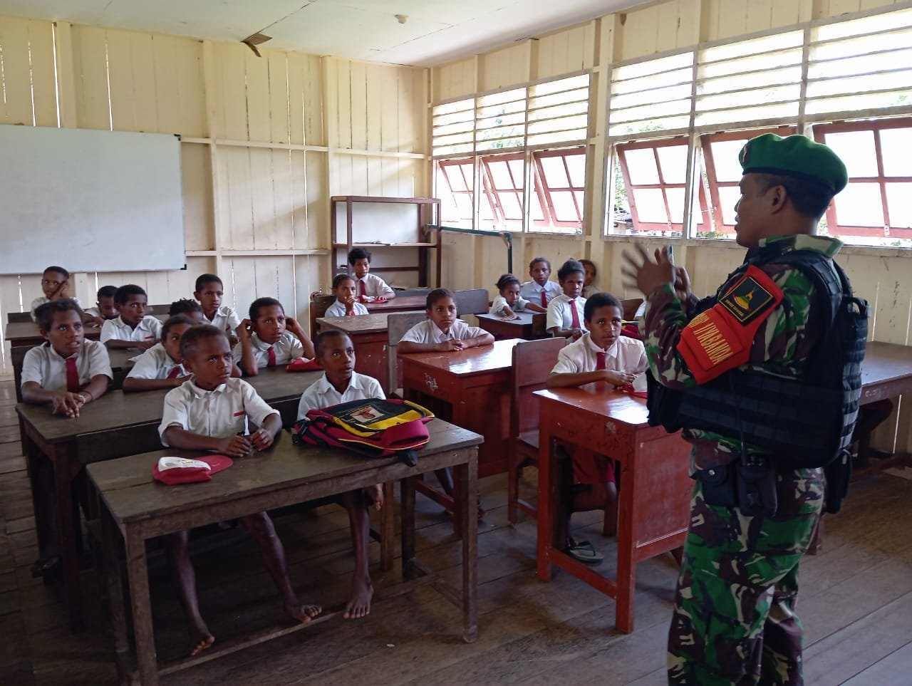 Ciptakan Generasi Penerus Bangsa Yang Kuat Dan Cerdas, Satgas Yonif 310/KK Berikan Wawasan Kebangsaan 3 WhatsApp Image 2024 05 29 at 08.42.47