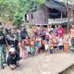 Satgas Yonif 310/KK Kunjungi Warga Perbatasan Bagikan Beras Dan Mie Instan 3 WhatsApp Image 2024 05 30 at 12.52.44