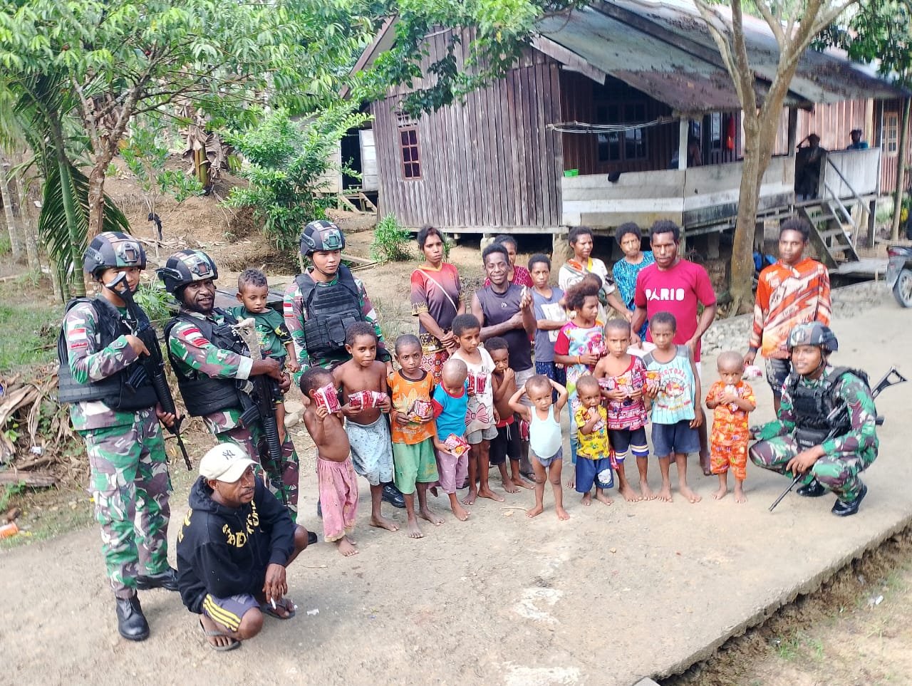 Satgas Yonif 310/KK Kunjungi Warga Perbatasan Bagikan Beras Dan Mie Instan 5 WhatsApp Image 2024 05 30 at 12.52.44