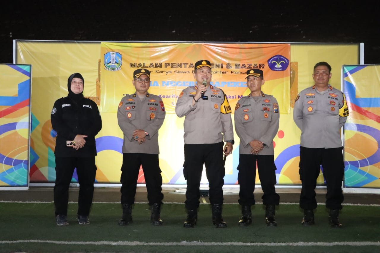 Kapolres Sumenep Saat Hadiri Pentas Seni dan Karya P5 di SMAN 1 Sapeken Berikan Motivasi Untuk Masuk Anggota Polri 9 a771b29c d992 4af5 beb8 bf46e3fa96d4