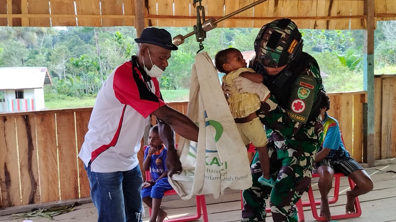 Satgas Yonif 310/KK Rutin Berikan Pelayanan Kesehatan, Demi Mengatasi Masalah Kesehatan Secara Optimal 2 WhatsApp Image 2024 06 01 at 14.36.06