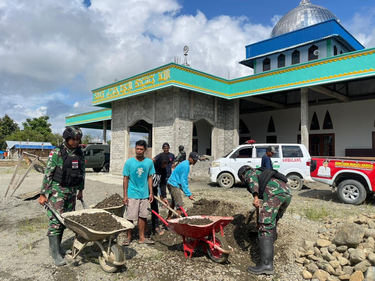 Pergencar Kegiatan Teritorial, Satgas Yonif 310/KK Bantu Bangun Kamar Mandi Masjid 7 WhatsApp Image 2024 06 04 at 05.30.50