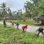 Peduli Lingkungan, Satgas Yonif 310/KK Ajak Warga Bersihkan Jalan Kampung 2 WhatsApp Image 2024 06 05 at 10.10.51