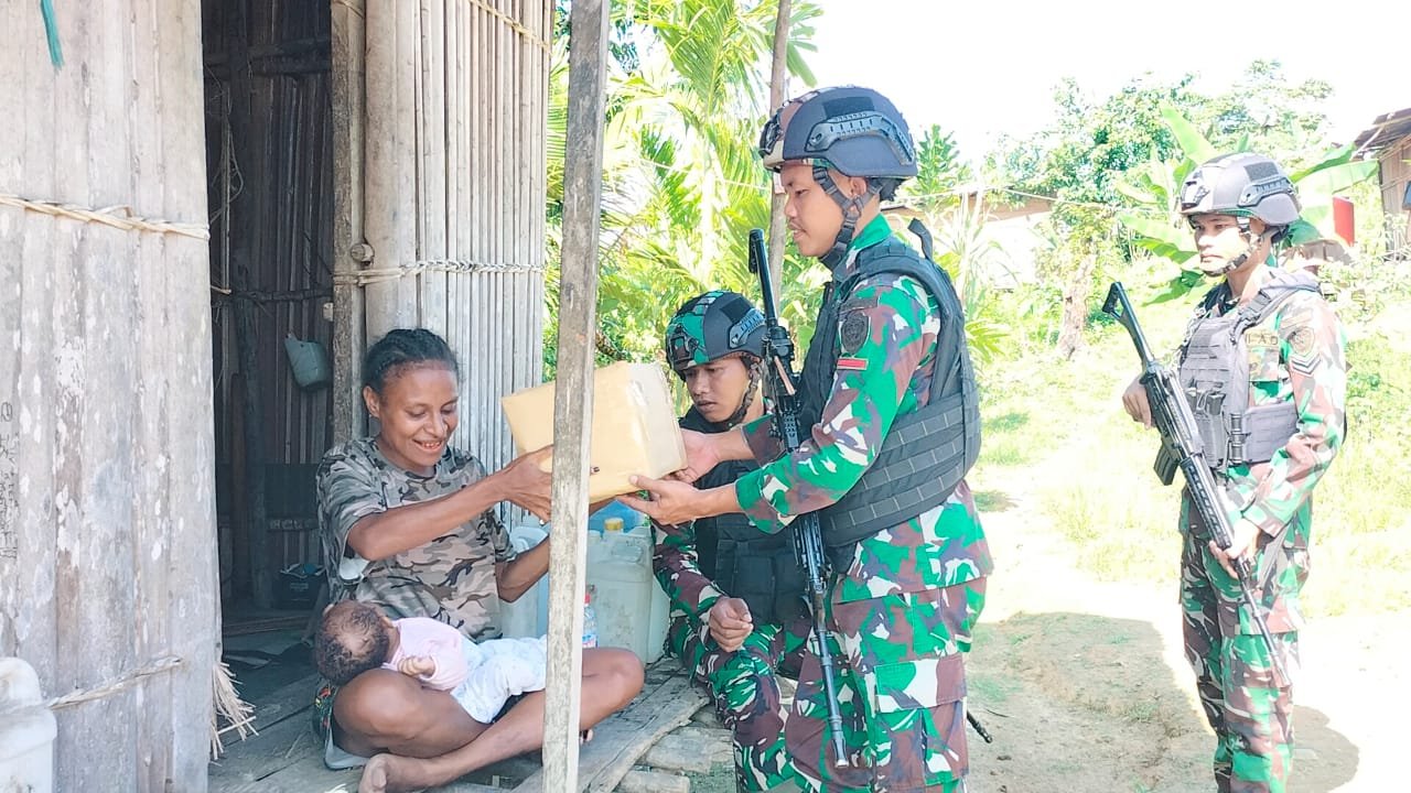 Atasi Kesulitan Rakyat, Satgas Yonif 310/KK Bagikan Paket Sembako 1 WhatsApp Image 2024 06 06 at 08.21.06