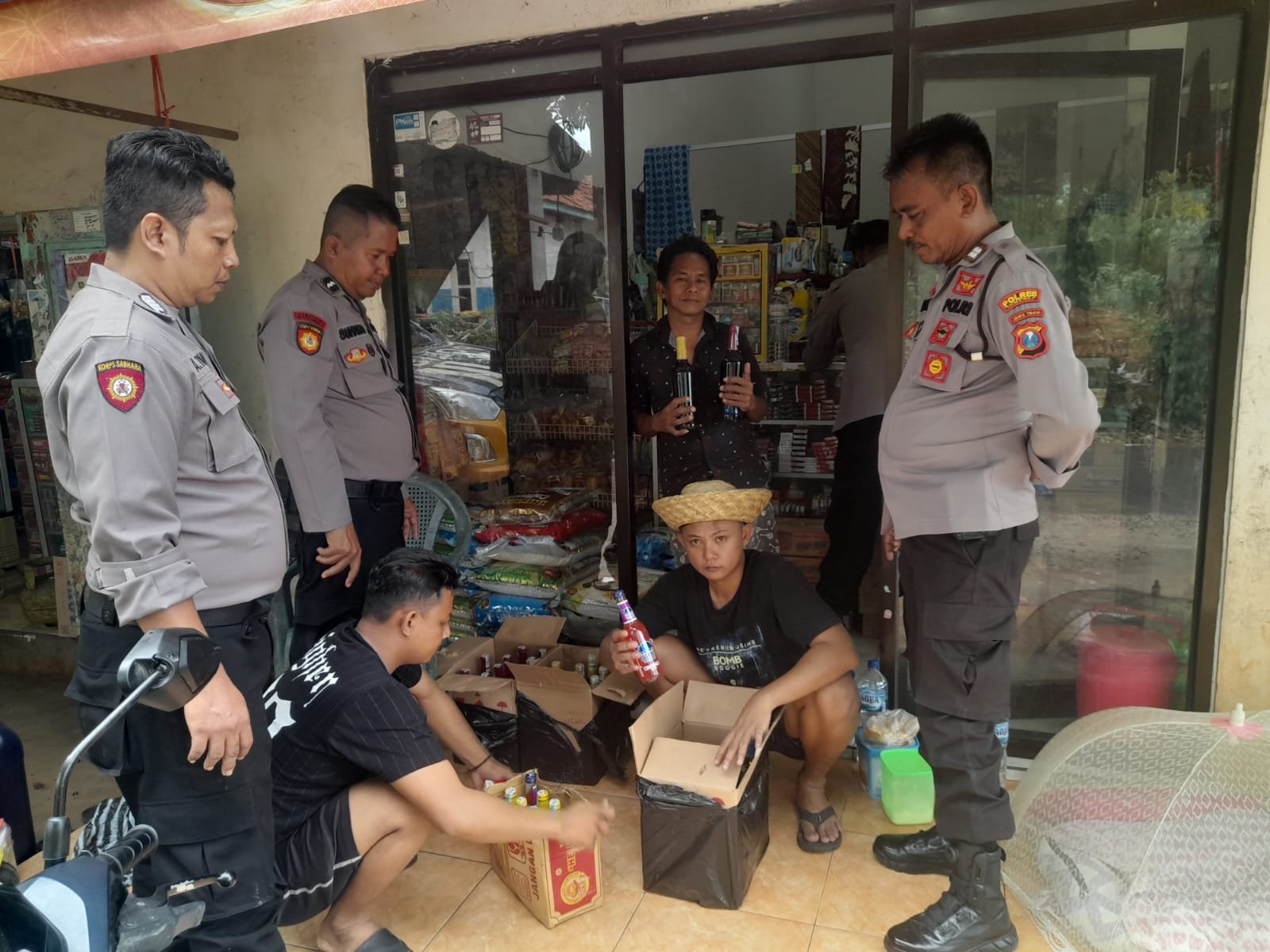 Razia Warung di Wilayah Talango, Sat Samapta Polres Sumenep Amankan Puluhan Botol Miras Berbagai Merek 3 WhatsApp Image 2024 06 12 at 20.05.43