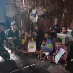 Perkuat Silaturahmi, Prajurit Yonif 310/KK Kunjungi "Keluarga Asuh" Di Perbatasan 3 WhatsApp Image 2024 06 17 at 06.58.56