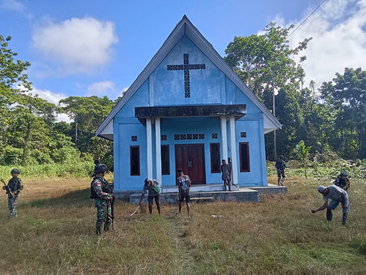 Peduli Kenyamanan Ibadah, Satgas Yonif 310/KK Ajak Warga Perbatasan Bersihkan Gereja Santo Paulus 2 WhatsApp Image 2024 06 20 at 09.38.21
