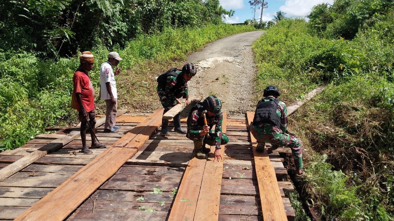 Keberadaannya Membawa Dampak Positif, Satgas Yonif 310/KK Perbaiki Jembatan Penghubung Antar Kampung 3 WhatsApp Image 2024 06 23 at 11.02.47
