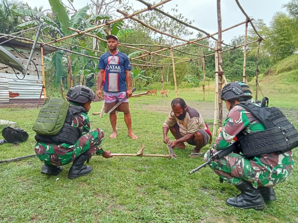Tumbuhkan Semangat Gotong Royong, Satgas Yonif 310/KK Gelar Karya Bhakti 2 WhatsApp Image 2024 06 24 at 08.39.53