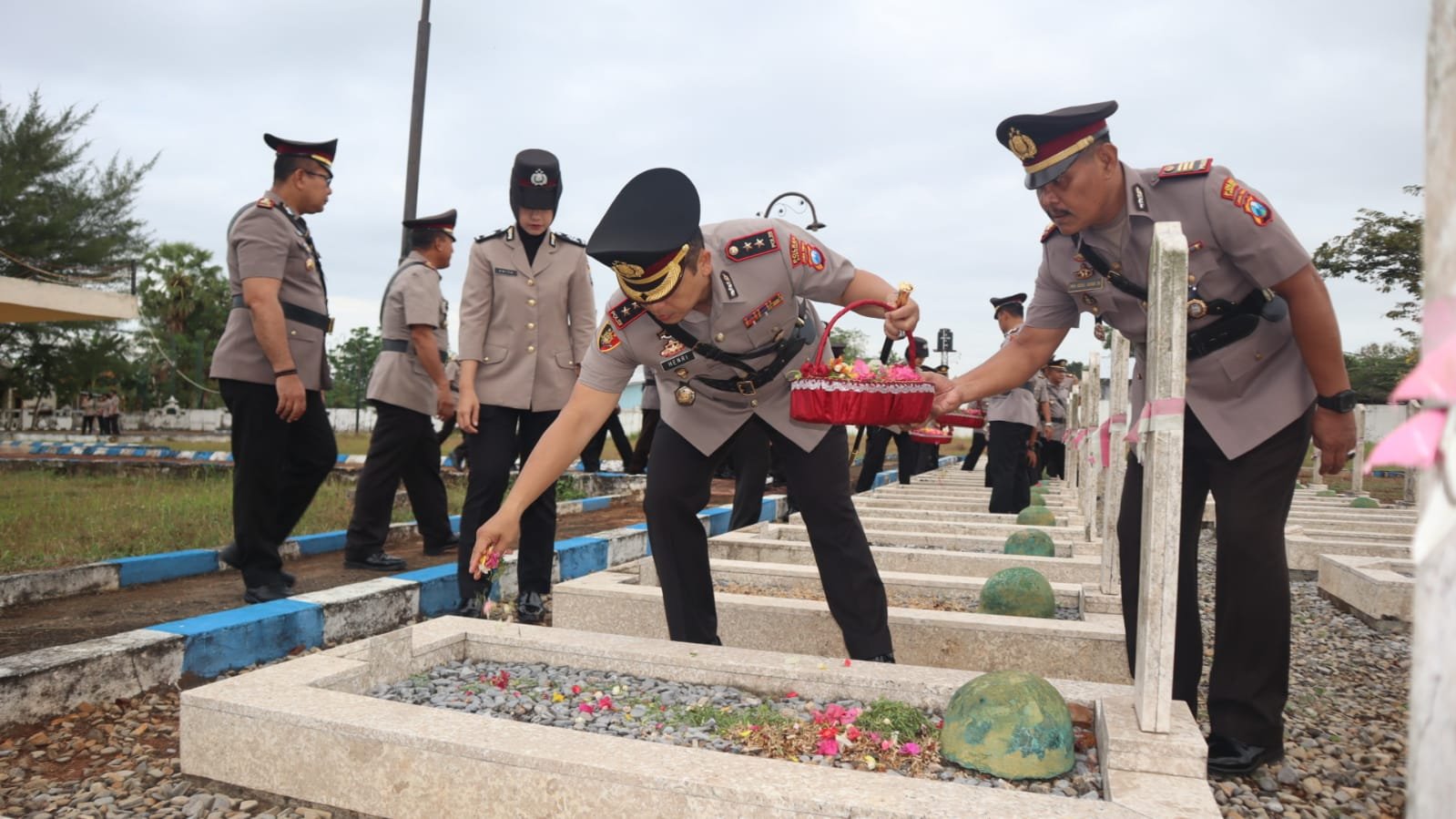 Kapolres Sumenep Pimpin Ziarah Rombongan dan Tabur Bunga ke TMP Jokotole dalam rangka HUT Bhayangkara Ke-78 1 WhatsApp Image 2024 06 24 at 13.31.54