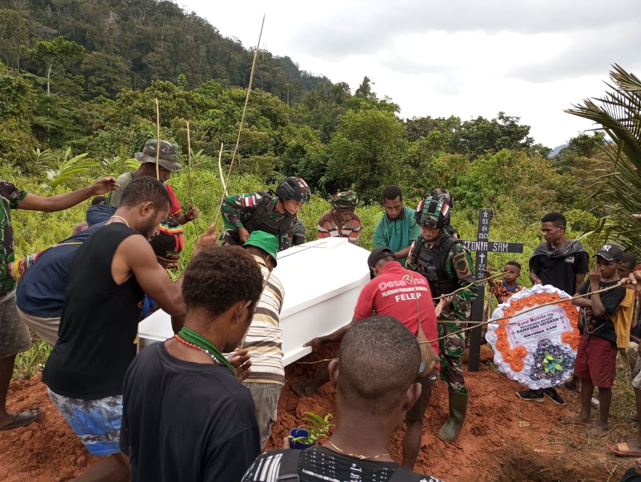 Turut Merasakan Kehilangan, Satgas Yonif 310/KK Bantu Prosesi Pemakaman 5 WhatsApp Image 2024 06 26 at 10.14.37