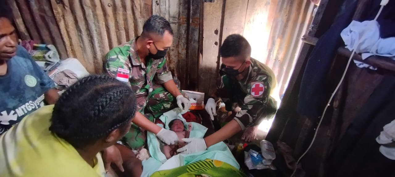 Selamatkan Ibu Dan Bayinya, Satgas Yonif 310/KK Lakukan Persalinan Darurat 1 WhatsApp Image 2024 06 27 at 13.05.13