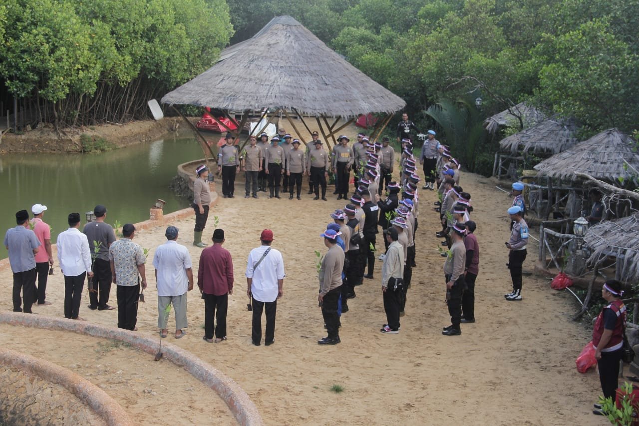 Sambut HUT Bhayangkara Ke-78, Polres Sumenep tanam 1.000 Pohon Mangrove Di Pantai Kedatim Saronggi 10 WhatsApp Image 2024 06 27 at 13.07.02