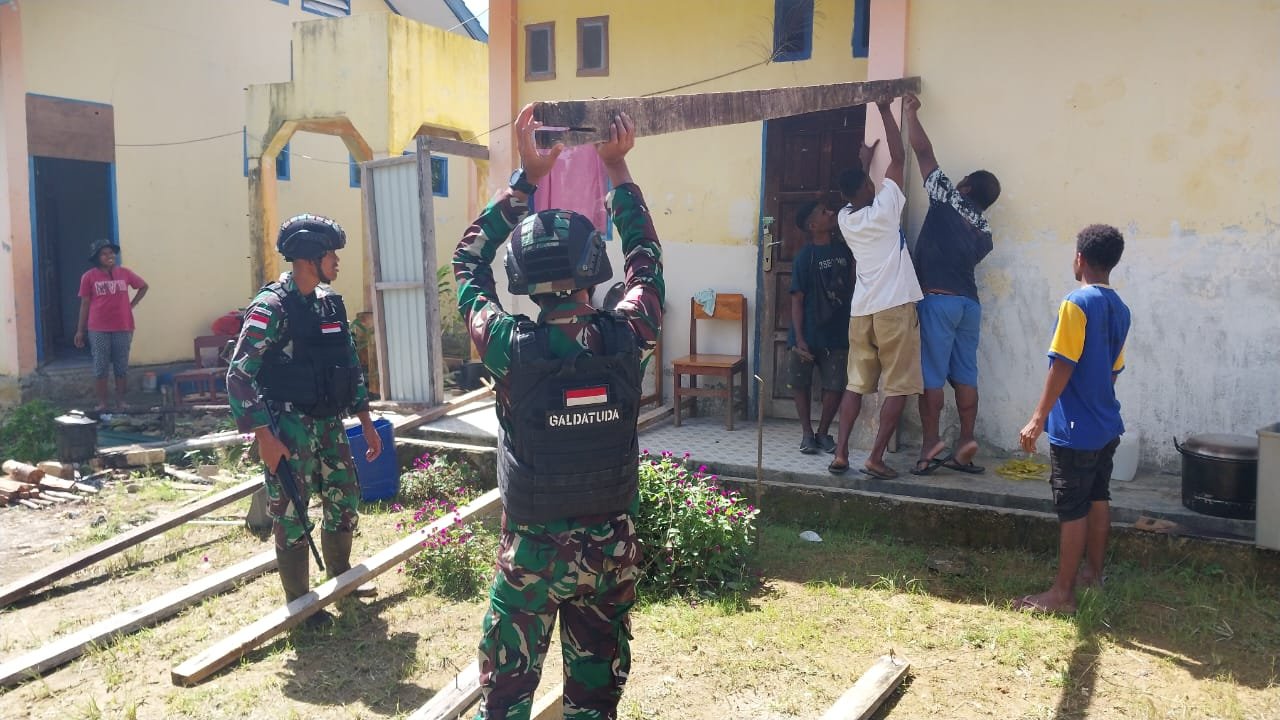 Satgas Yonif 310/KK Bantu Pembuatan Dapur Rumah Seorang Guru 7 WhatsApp Image 2024 06 28 at 13.27.30