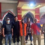 Jadi DPO 10 Bulan, Tim gabungan Pidum dan intel kejari Sumenep dipimpin langsung Kepala Seksi Pidana Umum (Kasi Pidum) Hanis Aristya Hermawan, Tangkap Mantan Kades Gelaman. 2 WhatsApp Image 2024 07 01 at 19.00.11