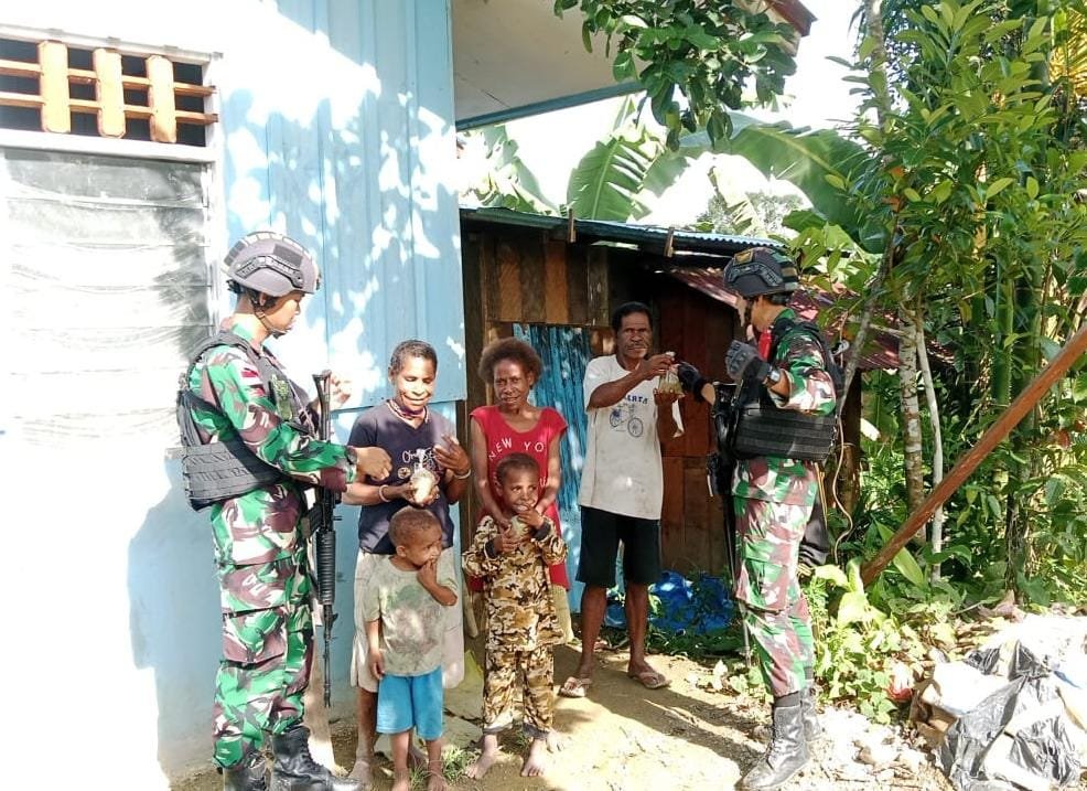 Beri Asupan Gizi Tambahan, Satgas Yonif 310/KK Keliling Kampung Bagikan Bubur Kacang Hijau 1 WhatsApp Image 2024 07 06 at 07.22.58