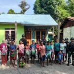 Peduli Masyarakat Perbatasan, Satgas Yonif 310/KK Bagikan Puluhan Pakaian 3 WhatsApp Image 2024 07 08 at 10.14.15