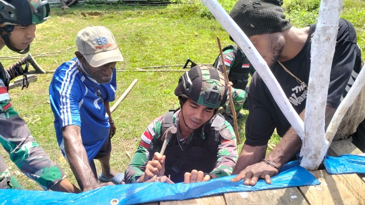 Jelang Misa Akbar, Satgas Yonif 310/KK Bersama Warga Gotong Royong Menyambutnya 1 WhatsApp Image 2024 07 10 at 09.48.39