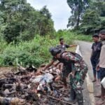 Satgas Yonif 310/KK Ajak Para Pemuda Bersihkan Sampah di Jalan Unggalom - Ubrub 3 WhatsApp Image 2024 07 15 at 10.18.44 c1a0a202