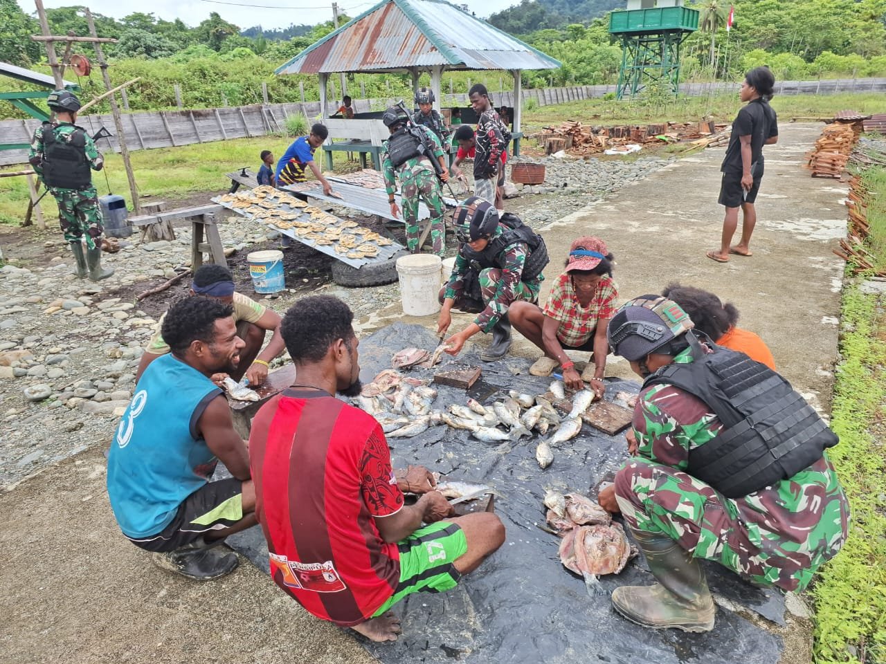 Sumber Alam Melimpah, Satgas Yonif 310/KK Asah Kreativitas Warga Perbatasan Membuat Ikan Asin 6 WhatsApp Image 2024 07 16 at 11.20.54