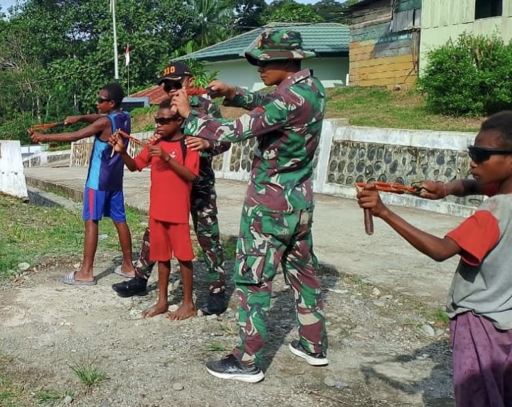 Bermain Sekaligus Lestarikan Alam, Satgas Yonif 310/KK Adakan Lomba Ketapel 3 WhatsApp Image 2024 07 18 at 11.01.07