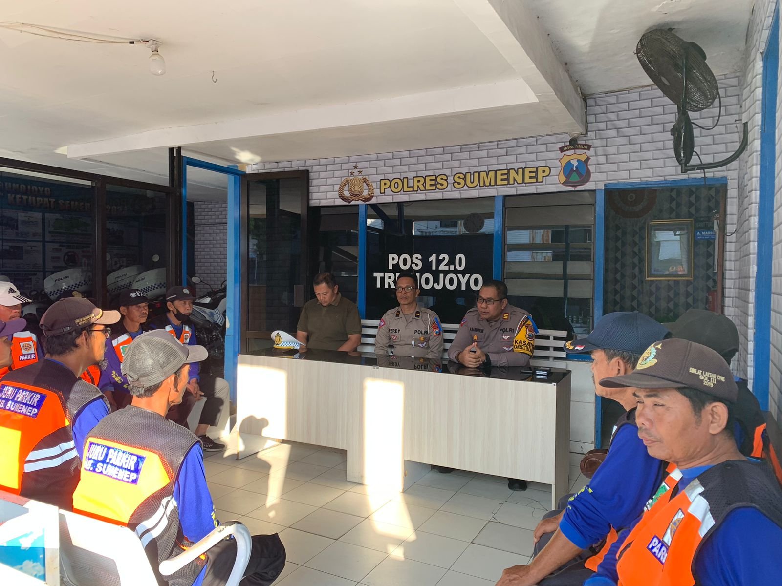 Kasat Lantas Polres Sumenep Berikan Tips Aman Menjadi Juru Parkir 1 WhatsApp Image 2024 07 26 at 14.41.48 af1f44c8