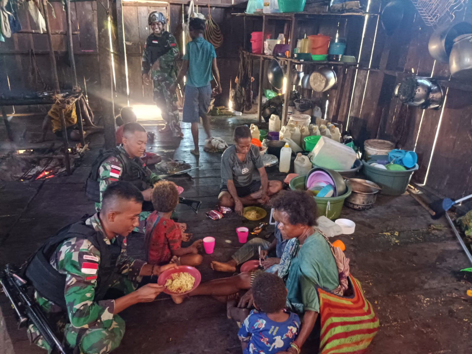 Semakin Akrab, Satgas Yonif 310/KK Kunjungi Dapur Warga, Masak Dan Makan Bersama 1 WhatsApp Image 2024 07 30 at 10.45.24 481c5709 scaled