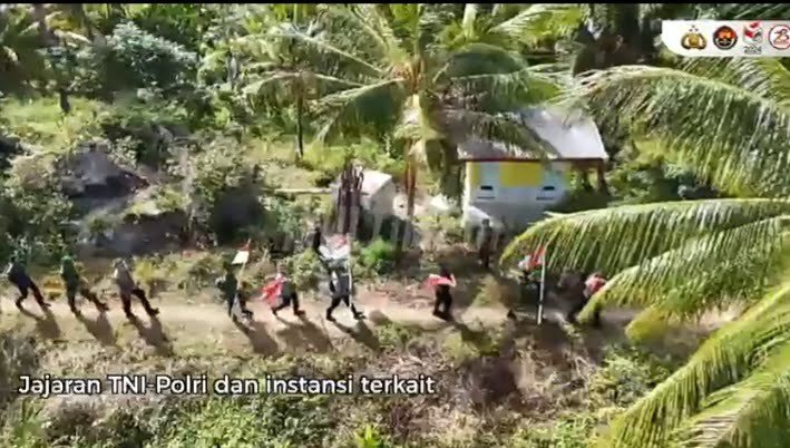 Jajaran TNI-Polri dan instansi terkait melaksanakan pengibaran bendera Merah Putih raksasa di puncak bukit Kezimara 6 1723592220283551 0