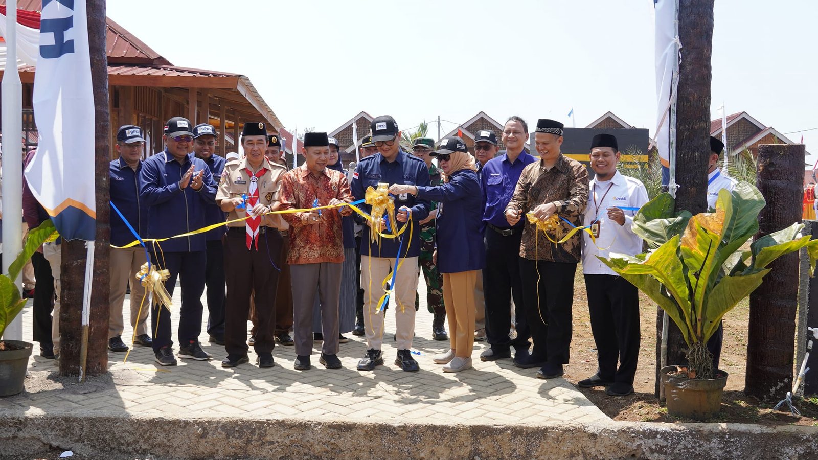 SERAHTERIMA HUNTAP PENYINTAS PERGERAKAN TANAH NYALINDUNG, SEKDA APRESIASI PERAN SEMUA PIHAK 7 455609007 886757530152753 3858081539768450307 n