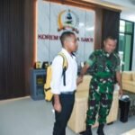 Diundang Danrem 161/Wira Sakti, Joni Pemanjat Tiang Bendera Merasa Senang 3 WhatsApp Image 2024 08 12 at 16.13.07