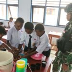 Peduli Gizi Anak-Anak Papua, Satgas Yonif 310/KK Bagikan Susu dan Biskuit 3 WhatsApp Image 2024 08 21 at 06.12.34