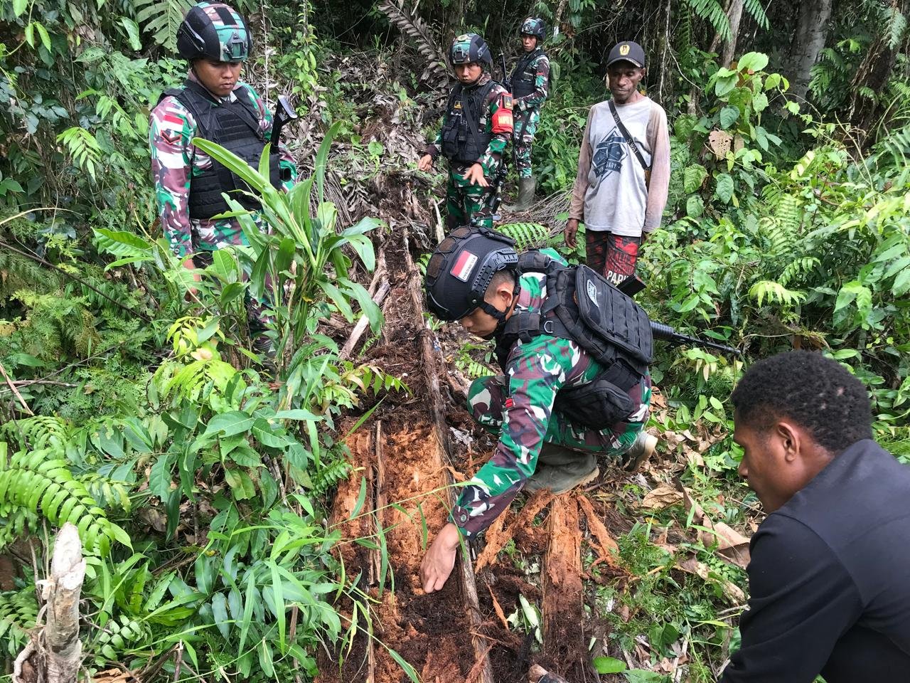 Keseruan Satgas Yonif 310/KK Berburu Ulat Sagu 1 WhatsApp Image 2024 08 24 at 09.05.13