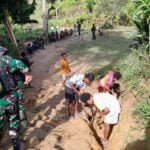 Tanamkan Cinta Kebersihan, Satgas Yonif 310/KK Bersama Siswa SD Bersihkan Lingkungan Sekolah 3 WhatsApp Image 2024 08 25 at 07.54.12