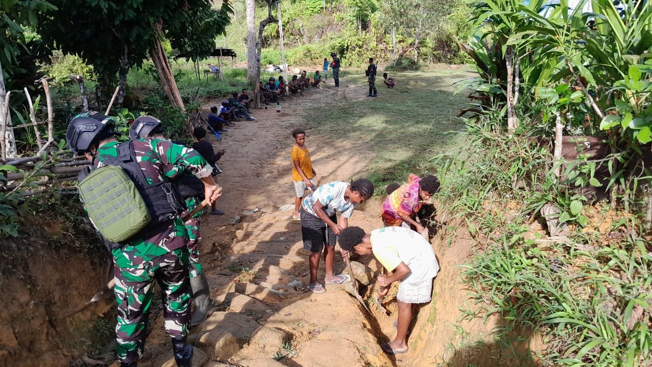 Tanamkan Cinta Kebersihan, Satgas Yonif 310/KK Bersama Siswa SD Bersihkan Lingkungan Sekolah 1 WhatsApp Image 2024 08 25 at 07.54.12