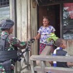 Satgas Yonif 310/KK Bagikan Hasil Penen Kebun, Warga Papua : Saya Akan Segera Memasaknya, Anak-Anak Pasti Senang 2 WhatsApp Image 2024 09 02 at 09.50.46