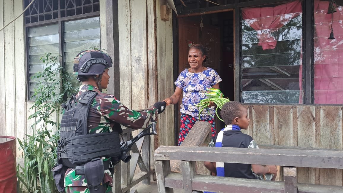 Satgas Yonif 310/KK Bagikan Hasil Penen Kebun, Warga Papua : Saya Akan Segera Memasaknya, Anak-Anak Pasti Senang 3 WhatsApp Image 2024 09 02 at 09.50.46